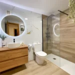 Baño reformado en Getafe con mampara y grifería nueva